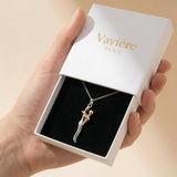 Étreinte Élégance - Un Symbole d’Amour Éternel